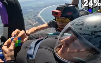 Momentul în care un influencer german rezolvă un cub Rubik în cădere liberă, la peste 160 km/h. Record mondial