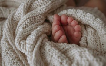 Caz unic în Marea Britanie. Gemenele care au aflat că au tați biologici diferiți