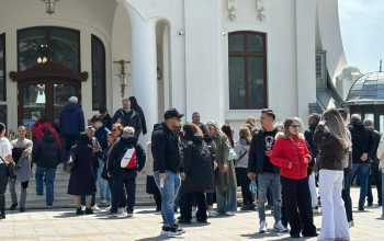 Faleza din fața Cazinoului din Constanța a devenit neîncăpătoare. Cât costă un bilet de intrare