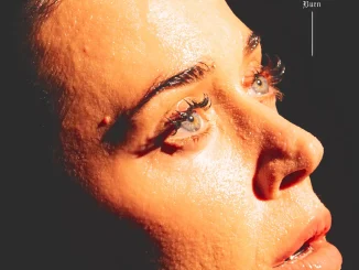 Katy Perry a lansat noul său single, „Watch It Burn”, însoțit de un videoclip spectaculos